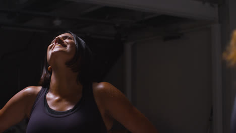 Foto-De-Estudio-De-Dos-Mujeres-Maduras-Vestidas-Con-Ropa-De-Gimnasio-Haciendo-Ejercicio-Cardiovascular-Corriendo-Juntas-En-El-Lugar-4